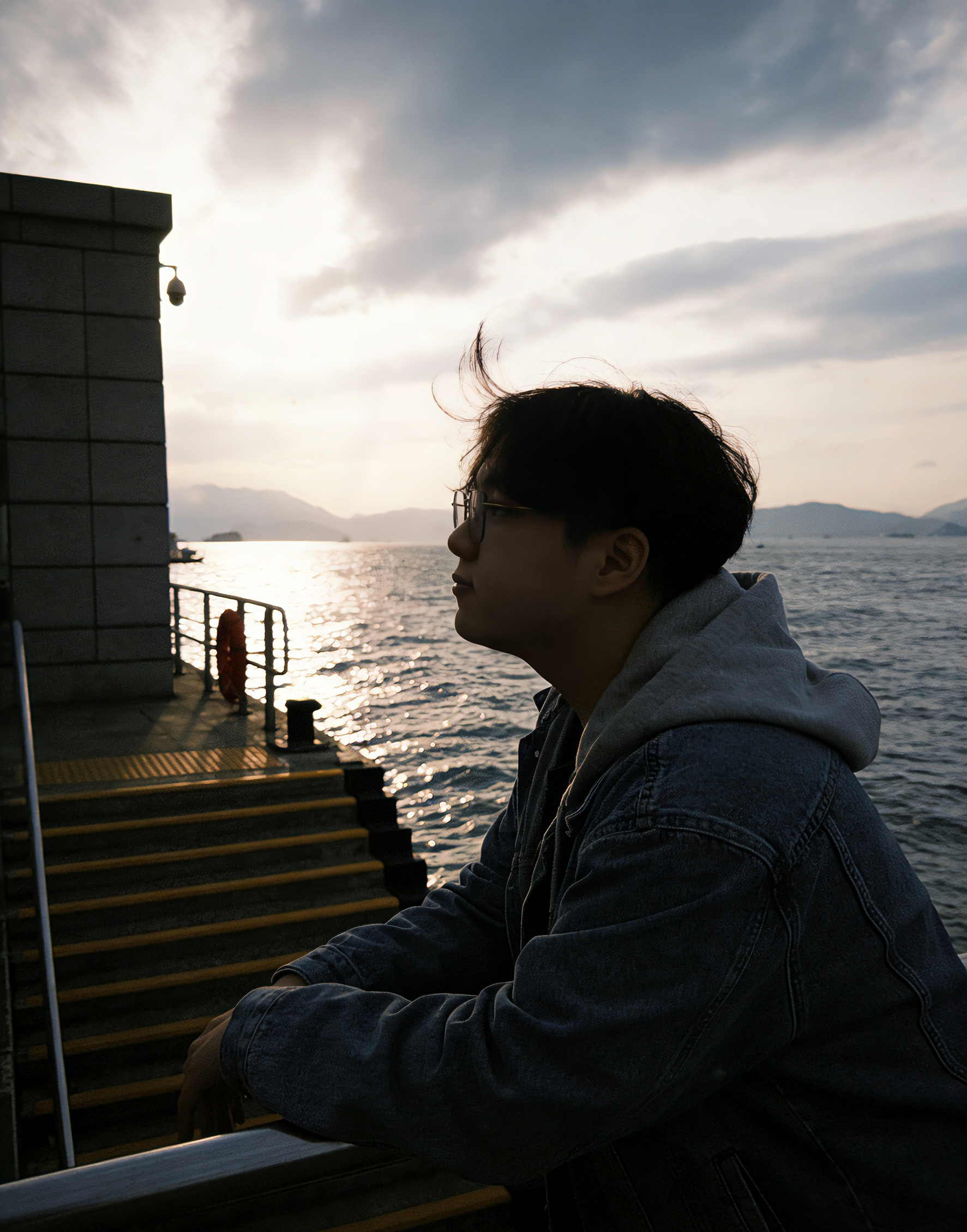 生成九张人物多角度图片